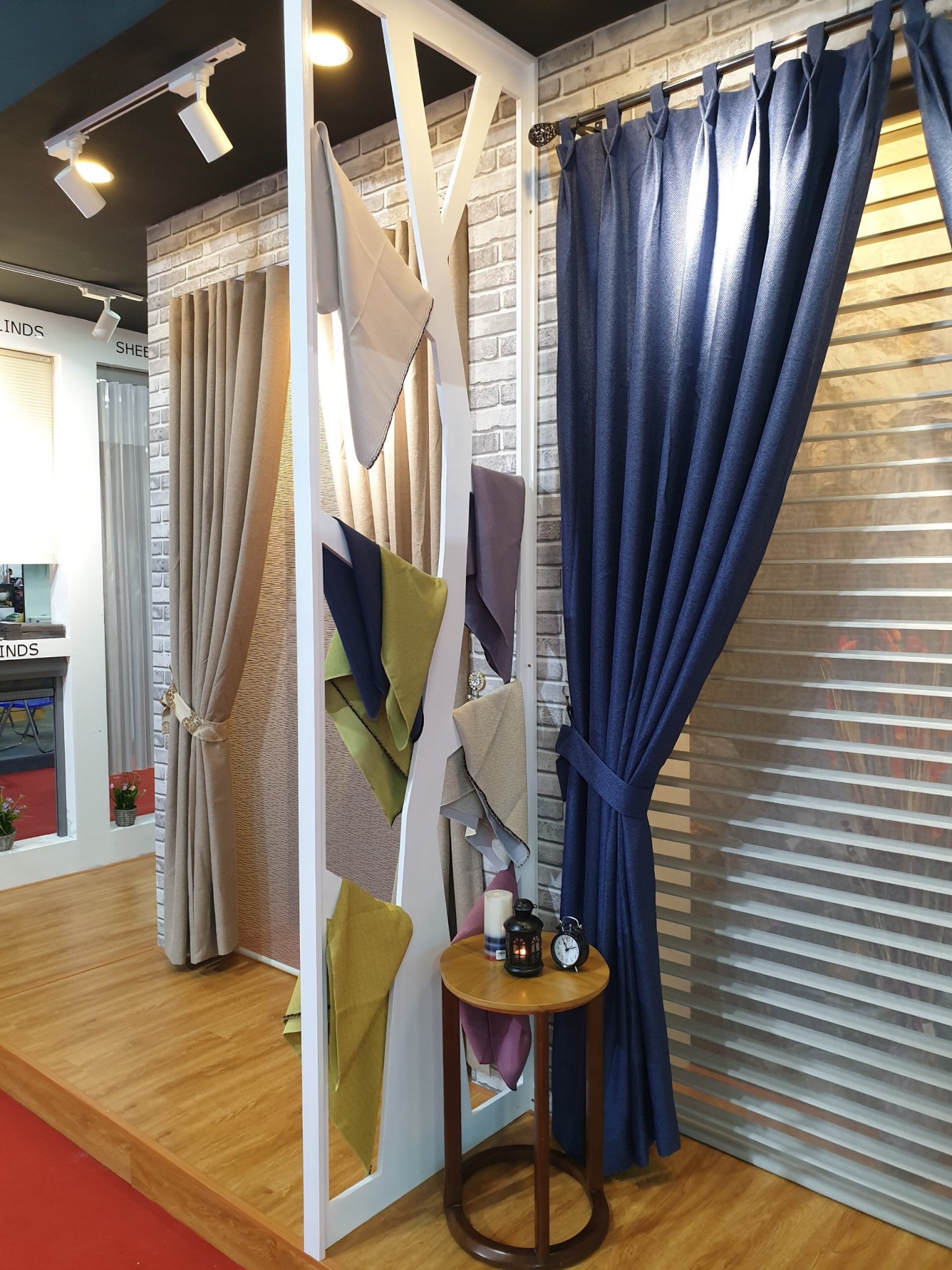 Màn cửa màu xanh blue